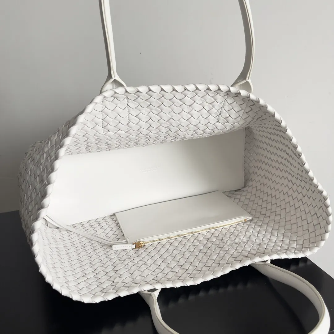 Batch 2860 Bottega Veneta CABAT large tote bag. A bag that can hold all your things. Bringing this bag to help your girlfriend dress on the date is a very gentlemanly performance. It is simple and relaxed, and yet romantic, 💗 Style number: 608811 Size: 51*18*28cm